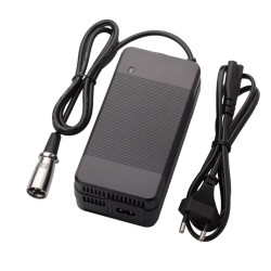 54.6V 4A töltő elektromos kerékpárhoz vagy elektromos rollerhez - 219W teljesítmény  - 3 54.6V 4A töltő elektromos kerékpárhoz v